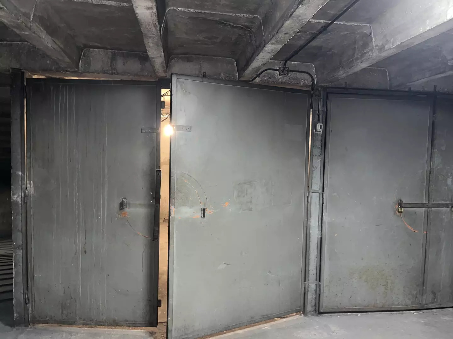 Portes des boxes de garage dans le parking souterrain et sécurisé