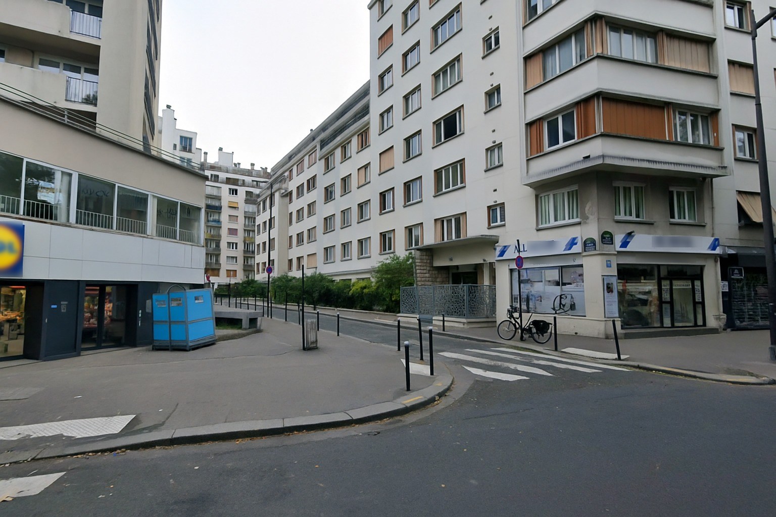 Vue de la rue menant à la location de box près du métro Maraichers